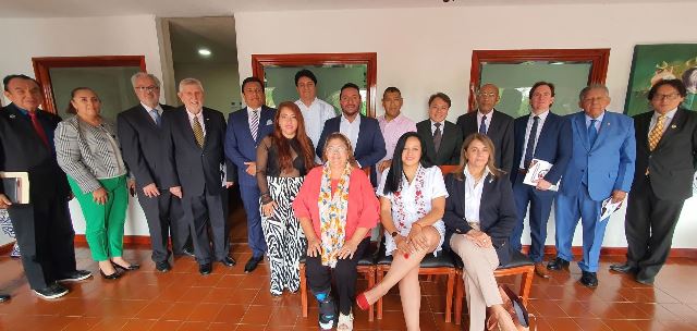 Embajadores y organizadores del Foro “Diálogos por un Comercio y Turismo Transformador”.