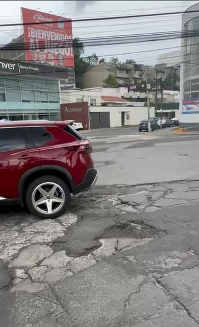 COLONOS DE TECAMACHALCO PIDEN ATENCIÓN URGENTE A CRISIS DE BACHES Y SOCAVÓN EN NAUCALPAN