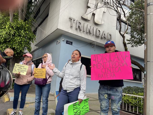 NUEVA PROTESTA DE EXTRABAJADORES DEL SANATORIO TRINIDAD, A QUIENES CORRIERON POR EXIGIR SUS DERECHOS.- CLAMORSOCIAL.COM