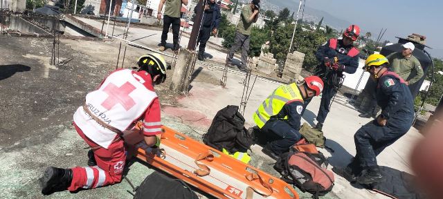 Mujer cae en tragaluz, tras en encontrarse en el techo de su casa.- clamorsocial.com