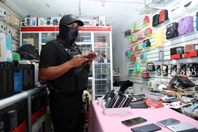 Aseguran 278 teléfonos celulares, computadoras portátiles y 133 relojes robados durante Operativo Pescador en la Central de Abasto: Fiscalía de Oaxaca.- clamorsocial.com