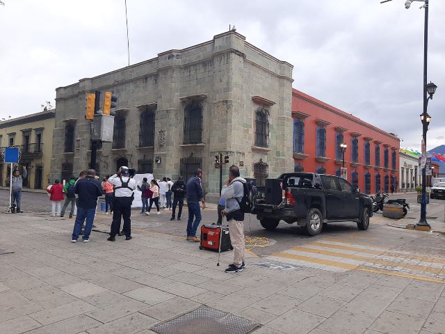 Bloquean trabajadores de Salud en Avenida Independencia.- clamorsocial.com