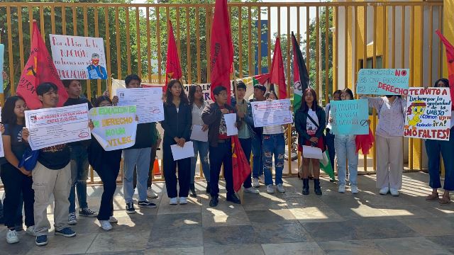Rechazados piden incremento de matrícula en la UABJO.- clamorsocial.com