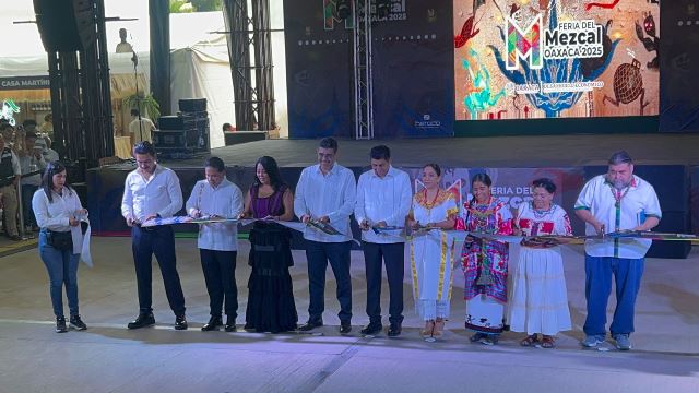 El gobernador, Salomón Jara Cruz inauguró la Feria del Mezcal 2025 que se realiza en el Centro Cultural y de Convenciones.- clamorsocial.com