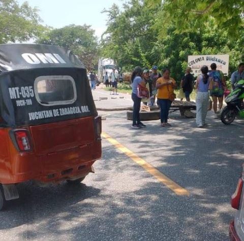Continúa bloqueo en el municipio de Juchitán.-clamorsocial.com
