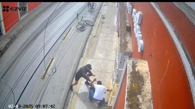 A golpes resuelven diferencias un ciclista y un peatón en la capital.- CLAMORSOCIAL.COM