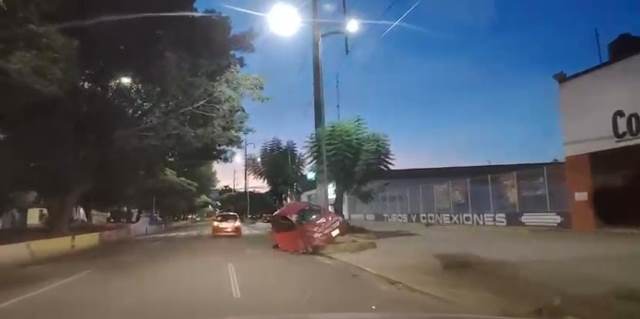 Un vehículo fue abandonado tras un accidente en la capital