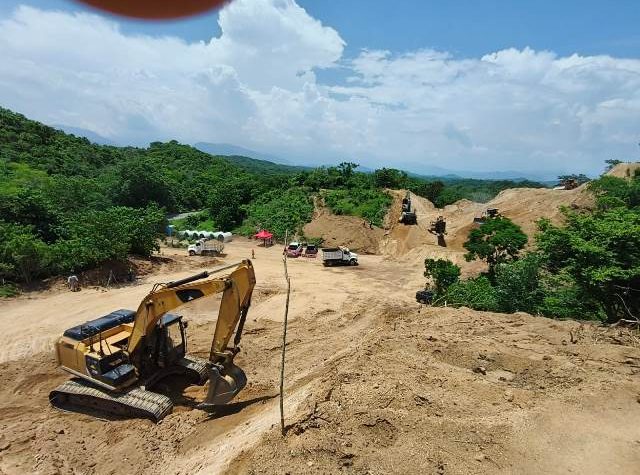Paso intermitente por trabajos de modernización en la Carretera Federal 200, Tramo Pochutla – Huatulco.- CLAMORSOCIAL.COM