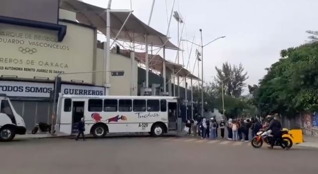 Bloquean normalistas en el Estadio de Béisbol.- clamorsocial.com