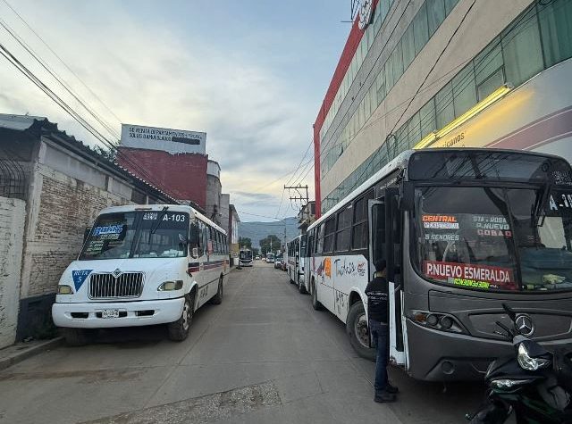 Autobuses de urbano hacen presencia en Semovi.- CLAMORSOCIAL.COM