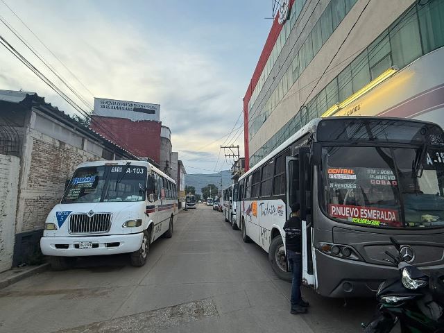 Autobuses de urbano hacen presencia en Semovi.- CLAMORSOCIAL.COM