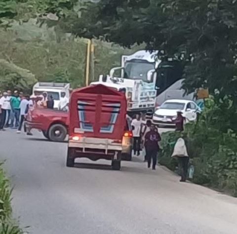 Cierran paso en Pinotepa Nacional en demanda de apoyos.- CLAMORSOCIAL.COM