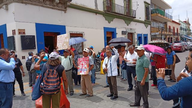 Jubilados y pensionados de la Sección 22 bloquean sobre Armenta y López.- CLAMORSOCIAL.COM