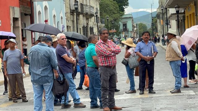 Jubilados de la Sección 22 bloquean calles de la Ciudad de Oaxaca.- clamorsocial.com