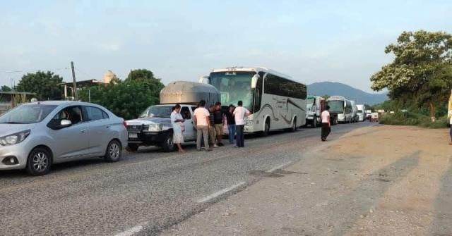 Se mantiene cerrado el paso de Salina Cruz a Huatulco.- clamorsocial.com