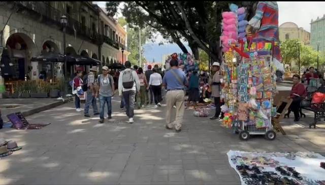 Se mantienen vendedores en el zócalo.- clamorsocial.com