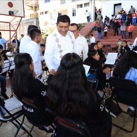 Entrega el gobernador y titular del IEEPO mobiliario a escuelas de la Sierra Juárez.- clamorsocial.com