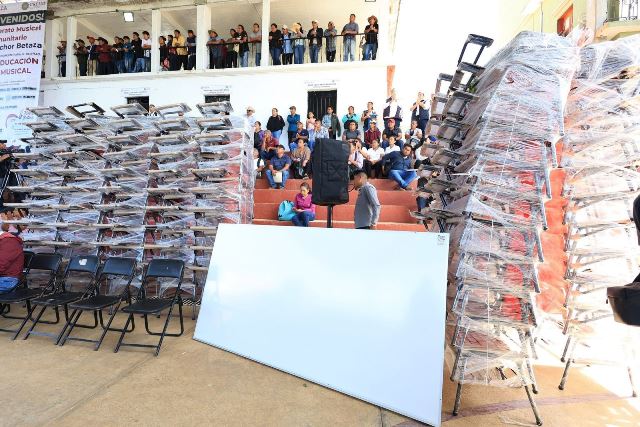 Entrega el gobernador y titular del IEEPO mobiliario a escuelas de la Sierra Juárez.- clamorsocial.com