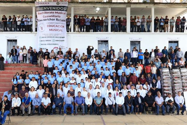 Entrega el gobernador y titular del IEEPO mobiliario a escuelas de la Sierra Juárez.- clamorsocial.com