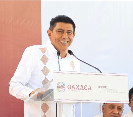 Entrega el gobernador y titular del IEEPO mobiliario a escuelas de la Sierra Juárez.- clamorsocial.com