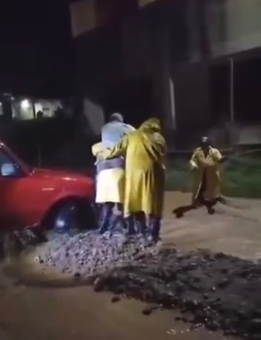 En Telixtlahuaca, hombre intenta cruzar un río y es arrastrado con todo y camioneta.- clamorsocial.com