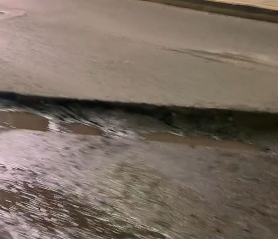 Piden atender un bache formado sobre Av. Universidad, por daños a los automovilistas.- clamorsocial.com