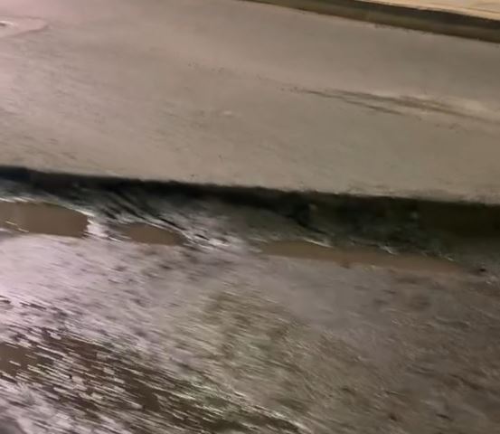 Piden atender un bache formado sobre Av. Universidad, por daños a los automovilistas.- clamorsocial.com