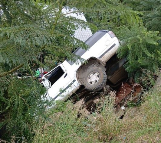Cae camioneta en techo de una casa en la capital.- clamorsocial.com