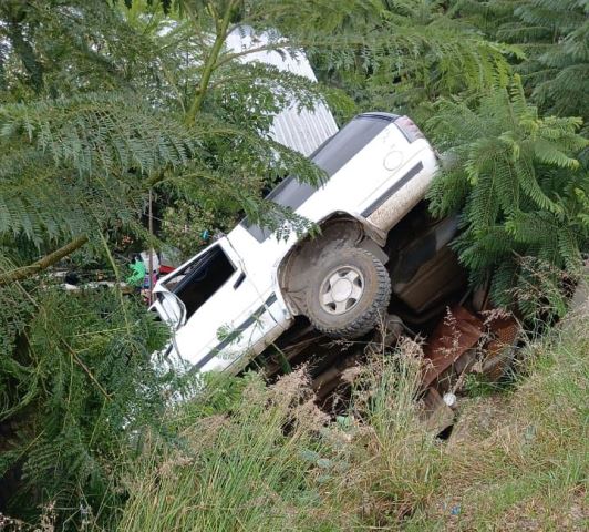 Cae camioneta en techo de una casa en la capital.- clamorsocial.com
