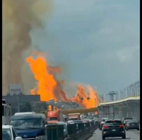Hechos ocurridos después de explosión de pipa de gas en el puente de la Concordia en la Ciudad de Méxicoi. Fotos: redes sociales
