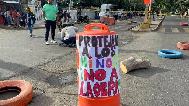 Cierran padres de familia el Boulevard Eduardo Vasconcelos .-clamorsocial.com