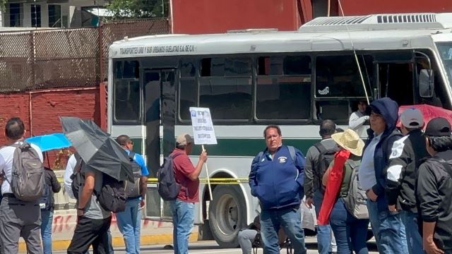 Maestros de la Sección 22 del área de supervisiones bloquean Fonapas.- clamorsocial.com