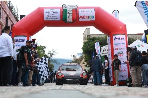 Los Damiron arriban como líderes a Oaxaca en el primer día de competencia de La Carrera Panamericana.- clamorsocial.com