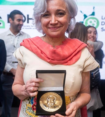 Elena Zambrano González, primera científica latinoamericana en obtener la Medalla David Barker