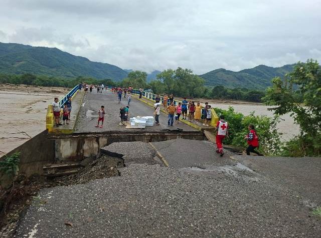 Inundaciones catastróficas en Veracruz dejan un saldo de muerte y devastación Imagen de redes sociales de la Cruz Roja Mexicana
