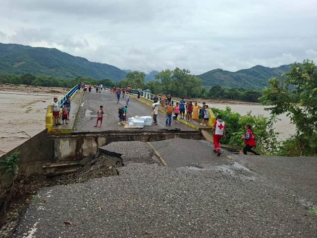 Inundaciones catastróficas en Veracruz dejan un saldo de muerte y devastación Imagen de redes sociales de la Cruz Roja Mexicana