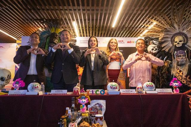 Josefina Rodríguez Zamora y Alejandro Armenta Mier presentaron la cartelera de actividades con motivo de la temporada de Día de Muertos en Puebla que incluirá más de 45 eventos en distintos municipios