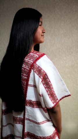 “Entre Hilos y Sueños”: textiles con causa a favor de la educación de mujeres indígenas.- CLAMORSOCIAL.COM