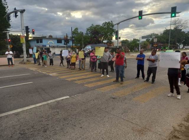 Bloquean circulación vial en Santa Rosa para exigir suministro de agua clamorsocial.com