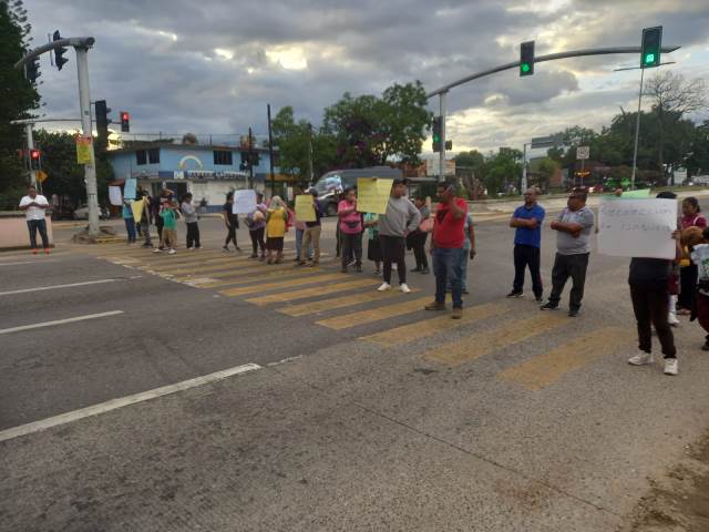 Bloquean circulación vial en Santa Rosa para exigir suministro de agua clamorsocial.com