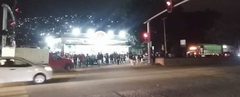 Bloquean circulación vial en Santa Rosa para exigir suministro de agua clamorsocial.com