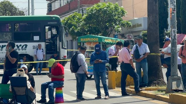 Maestros de la Sección 22 del área de supervisiones bloquean el crucero del ADO.- clamorsocial.com
