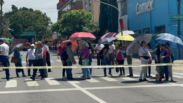 Maestros de la Sección 22 del área de supervisiones bloquean el crucero del ADO.- clamorsocial.com