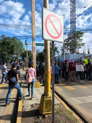 MANIFESTACIÓN DE PADRES DE FAMILIA Y VECINOS POR OBRA EN EL ESTADIO DE BEISBOL clamorsocial.com
