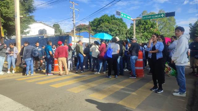 MANIFESTACIÓN DE PADRES DE FAMILIA Y VECINOS POR OBRA EN EL ESTADIO DE BEISBOL clamorsocial.com