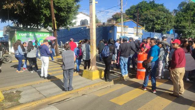 MANIFESTACIÓN DE PADRES DE FAMILIA Y VECINOS POR OBRA EN EL ESTADIO DE BEISBOL clamorsocial.com