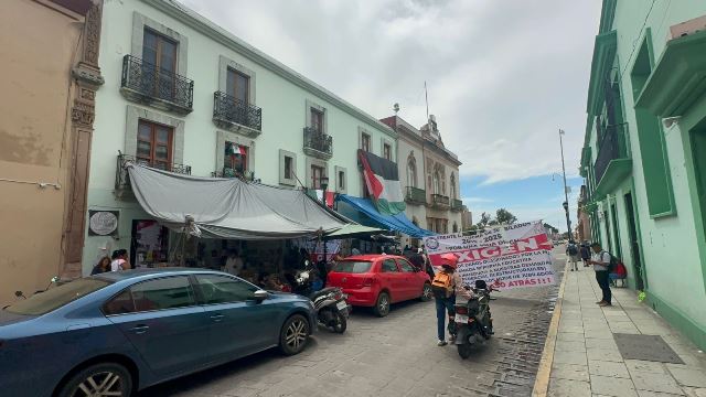 Jubilados de la Sección 22 bloquean sobre la Calle de Hidalgo y organizaciones marchan en apoyo a Palestina.- clamorsocial.com