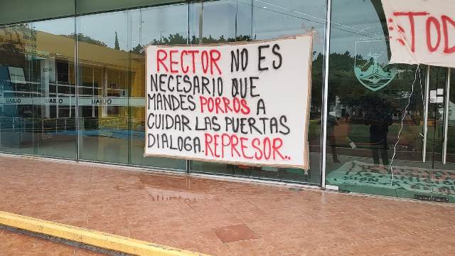 LONA COLOCADA EN EL ACCESO DE RECTORIA DE LA UBAJO CLAMORSOCIAL.COM