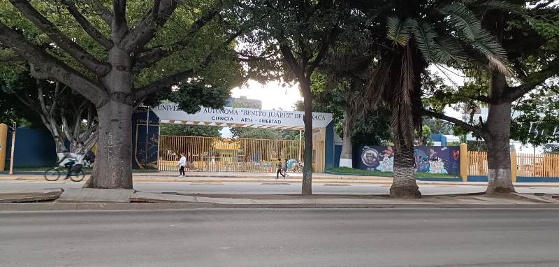 Grupo de manifestantes mantiene toma de Ciudad Universitaria de la UABJO clamorsocial.com