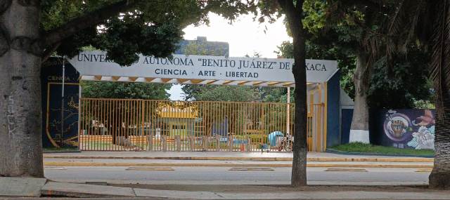 Grupo de manifestantes mantiene toma de Ciudad Universitaria de la UABJO clamorsocial.com